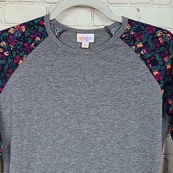 NWT LuLaRoe Randy Tee Unisex Gray Tribal Print S 6/8 T-Shirt Raglan Sleeve Top - Picture 3 of 9